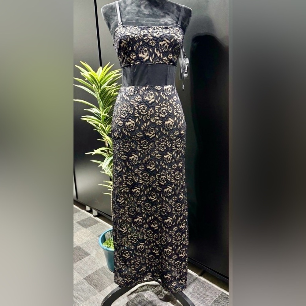 Alexa B Lace Metallic Gold/Black,zipper back,adjustable/removable straps,column